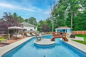 Cheerful 5-bedroom resort with heated pool